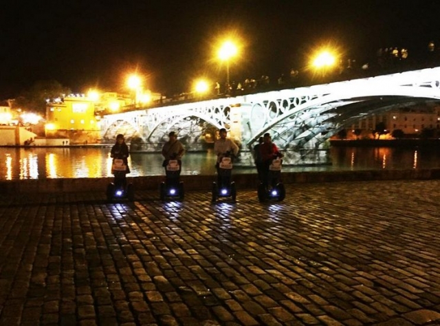 grupo de segway nocturno